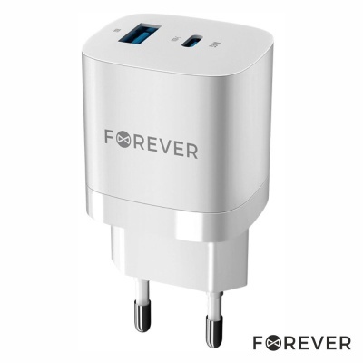 Carregador de parede branco com plugue europeu e portas USB com a marca FOREVER