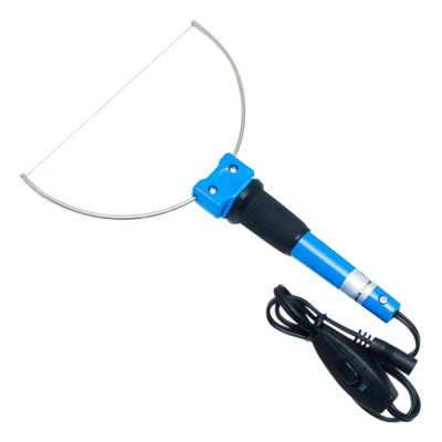 Ferramenta elétrica com alça azul e lâmina curva de metal