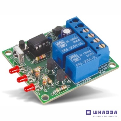 Placa eletrónica com relés azuis e LED vermelhos sobre fundo branco