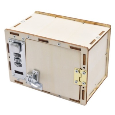 Cofre de madeira clara com fechadura de combinação metálica