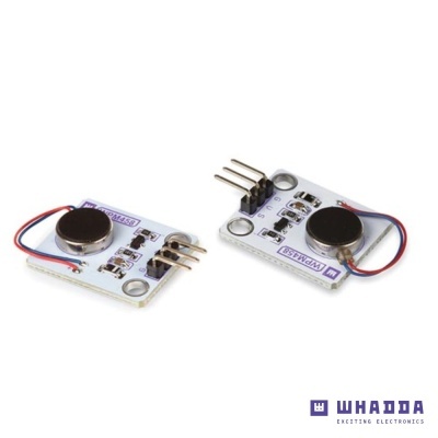 Placas eletrónicas brancas com botões pretos e terminais metálicos em fundo branco