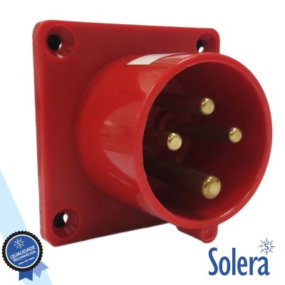 Tomada elétrica industrial vermelha com quatro pinos metálicos dourados montada numa base quadrada