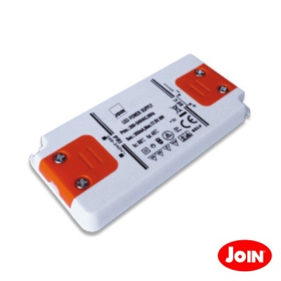 Transformador elétrico branco com tampas laranja e texto técnico impresso