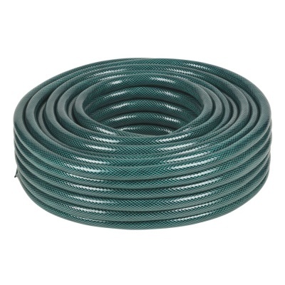 mangueira de jardim verde enrolada