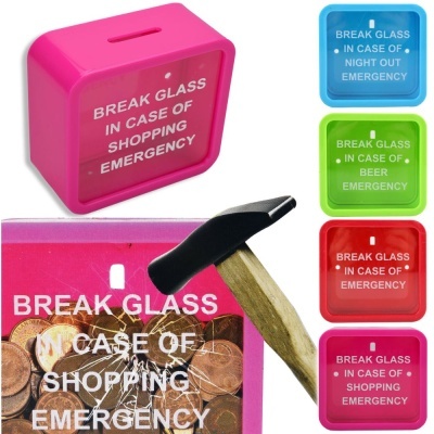 Conjunto de cofres coloridos com texto de emergência e martelo sobre moedas