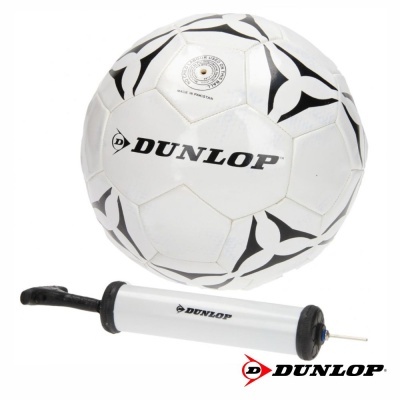 Bola de futebol branca e preta com bomba de ar da marca DUNLOP