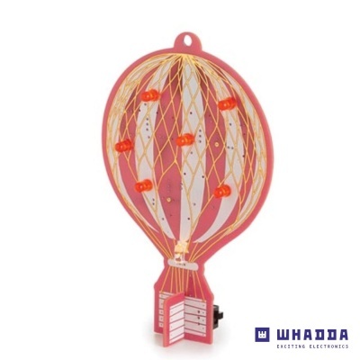 Luminária de madeira em forma de balão aerostático com ornamentos vermelhos