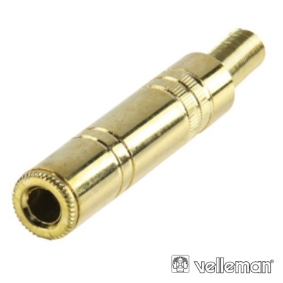 Conector jack estéreo dourado em metal sobre fundo branco