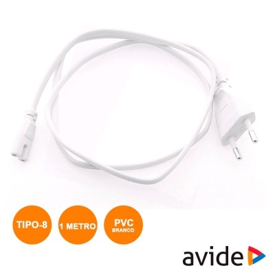 Cabo elétrico branco tipo-8, 1 metro, PVC branco, com plugue sobre fundo branco.