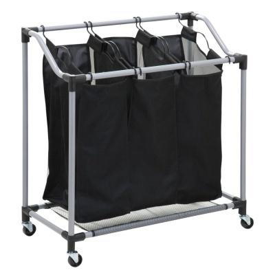Cesto de roupa suja de estrutura metálica com sacos pretos e rodas
