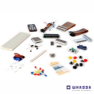 Componentes eletrónicos variados sobre uma superfície branca