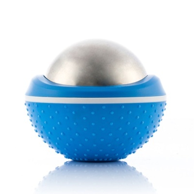 Esfera metálica em base de plástico azul com textura pontilhada