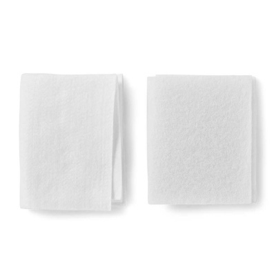 Dois panos brancos dobrados lado a lado sobre fundo branco