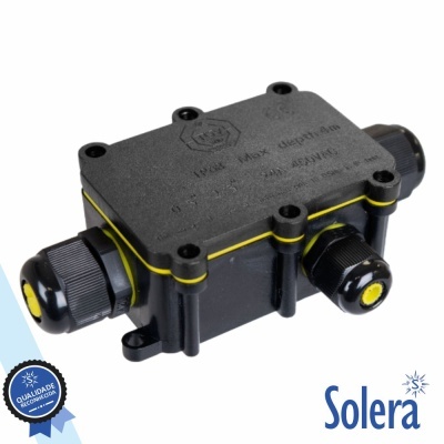Conector elétrico plástico preto com detalhes amarelos e parafusos, sobre fundo branco com logo Solera