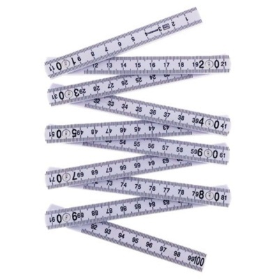 Fita métrica branca com números em preto e vermelho