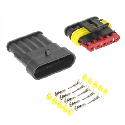 Conector elétrico preto, vermelho e amarelo com terminais metálicos e pequenos componentes amarelos sobre fundo branco