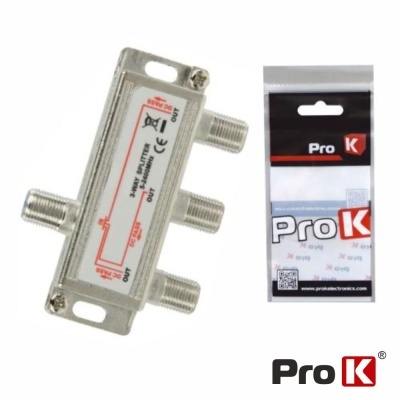 Multiplexador coaxial metálico com quatro saídas e embalagem Pro K em fundo branco