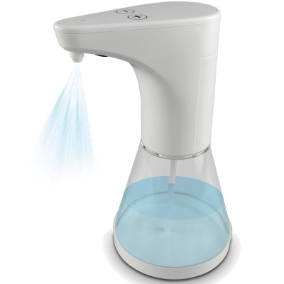 Dispersor automático branco com depósito transparente contendo líquido azul e spray em ação