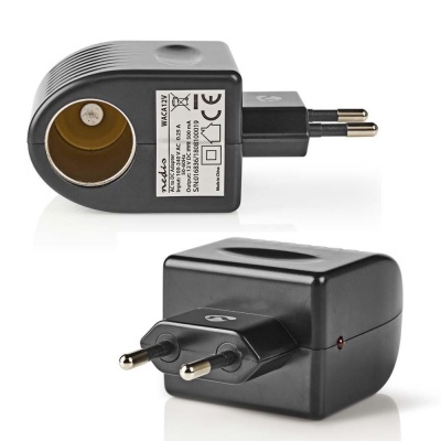 Adaptador elétrico preto com ficha europeia e soquete para lâmpada