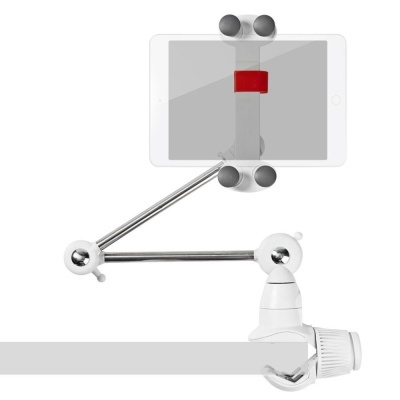 Suporte para tablet em metal com detalhes cinza e vermelho fixado numa mesa branca