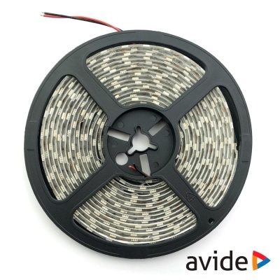 Roleta de fita de LED enrolada numa bobina preta com fios vermelhos e pretos