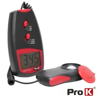 Medidor de luz digital preto e vermelho com display LCD e sensor com tampa vermelha.