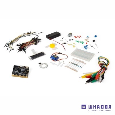 kit componentes eletrónicos com placa micro:bit e acessórios em fundo branco