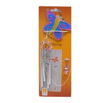 Móbile de vento com borboleta colorida e tubos prateados na embalagem laranja