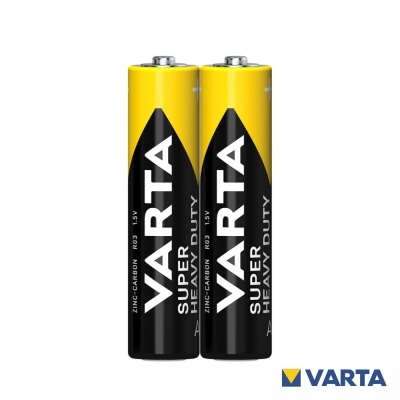 Duas pilhas AA amarelas e pretas da VARTA com texto VARTA SUPER HEAVY DUTY ZINC-CARBON R03 1.5V