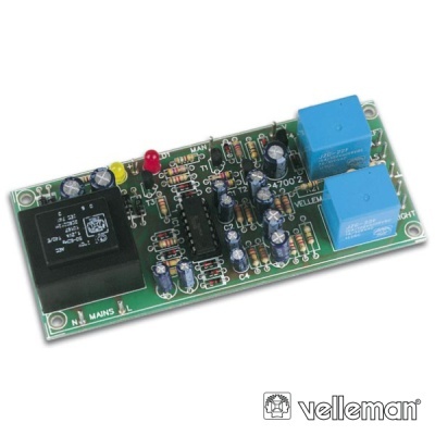 Placa eletrónica verde com componentes eletrónicos e relés azuis da Velleman