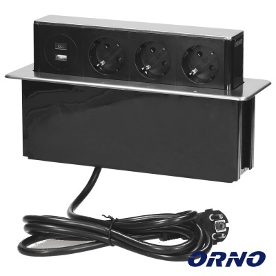 Tomada embutida preta com três entradas tipo europeu e duas portas USB