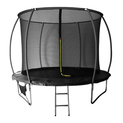 Trampolim redondo preto com rede protetora e escada metálica
