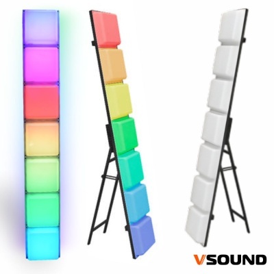 Coluna LED vertical colorida com seis painéis e estrutura preta com suporte