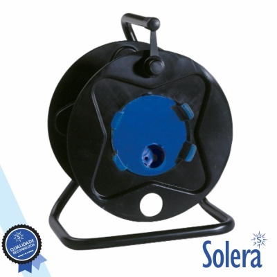 Carretel de cabo elétrico plástico preto com centro azul e suporte metálico, fundo branco, selo qualidade, logo Solera
