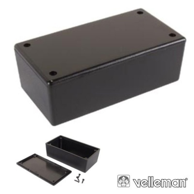 Caixa eletrónica preta retangular com tampa e parafusos