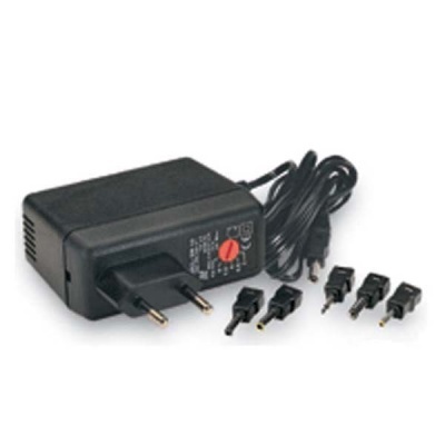 Carregador universal preto com ficha europeia e adaptadores