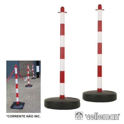 Dois postes vermelhos e brancos com base preta em chão e imagem menor mostrando vários postes com corrente