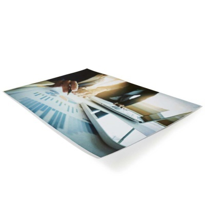 Impressão fotográfica de escritório com gráficos e calculadora