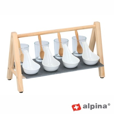 Conjunto de petiscos com suporte em madeira, colheres de cerâmica e copos de vidro