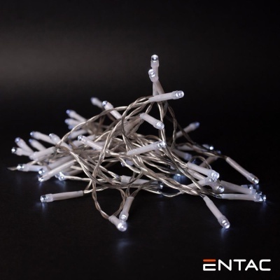 Cordão de luzes LED com fios prateados e lâmpadas brancas ligado em fundo preto