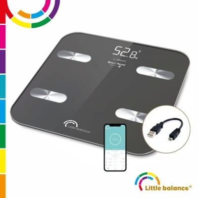 balança digital corporal preta com eletrodos metálicos e visor digital