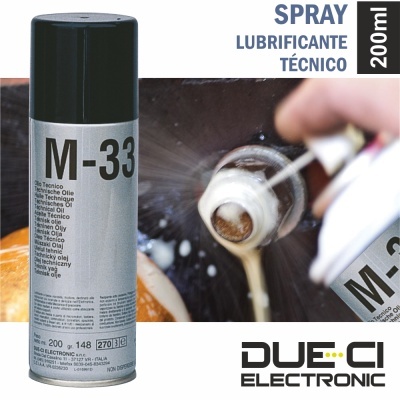 Spray lubrificante técnico M-33 prateado com tampa preta mostrado em uso numa peça metálica
