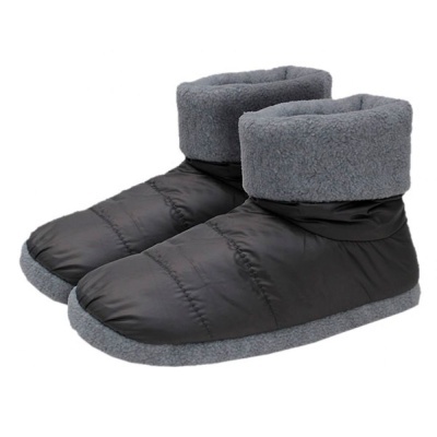 Pantufas acolchoadas pretas com interior cinzento felpudo.