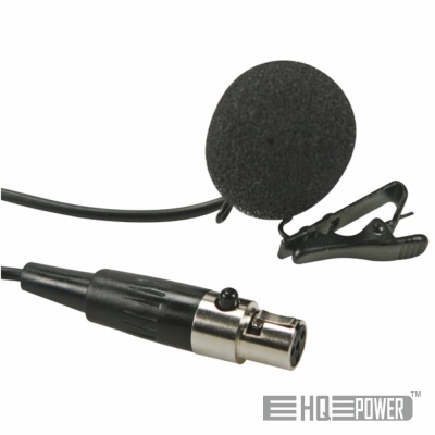Microfone de lapela preto com conector XLR e clipe, fundo branco