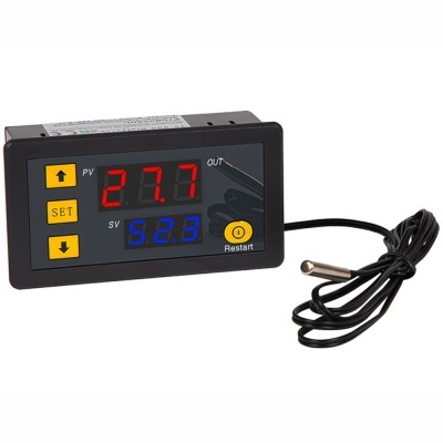 Controlador digital preto com ecrã LED e botões amarelos, ligado a sensor por cabo preto