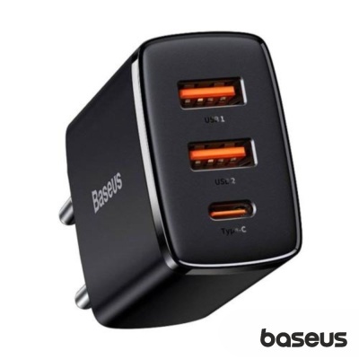 Carregador USB Baseus preto com duas portas USB-A laranja e uma porta USB Tipo-C