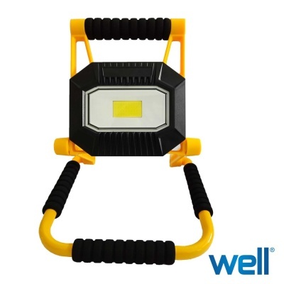 Refletor LED portátil metálico amarelo com punhos pretos e luz ao centro.
