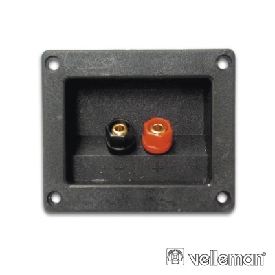 Placa preta com conectores elétricos vermelho e preto