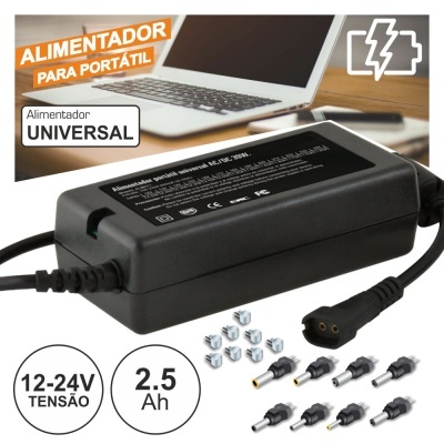 Alimentador universal portátil para portátil preto com adaptadores de pinos e texto de tensão ao lado de um computador portátil