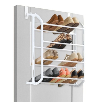 Organizador de sapatos branco em porta com vários sapatos